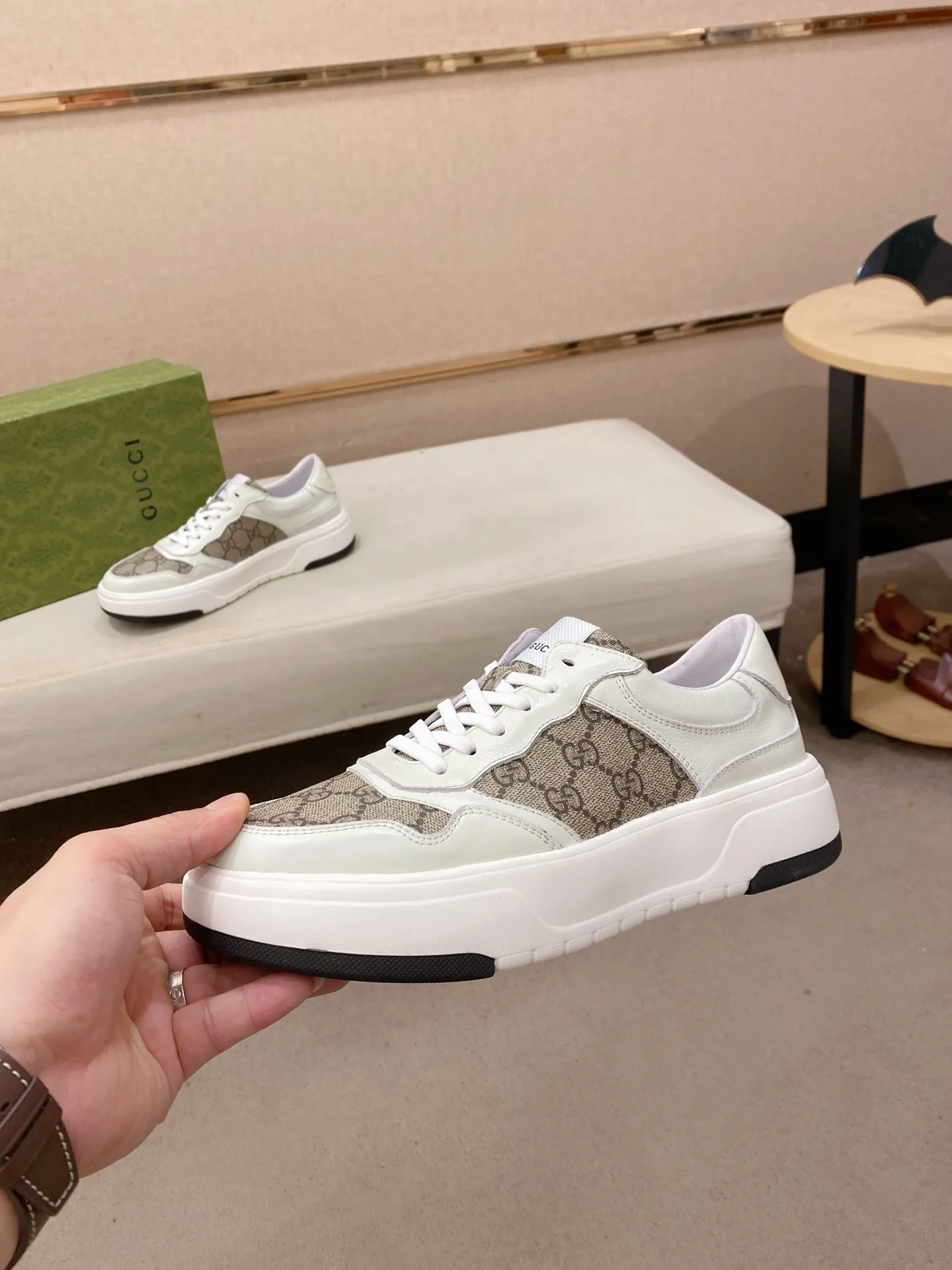 Men's shoes 💰 440 💰 High-quality new GUCCI counters are launched simultaneously. The new men's shoes, 😘fabrics are selected from imported cowhide, and the lining is sheepskin lining. 👍🏿 High-end ☄️ air-cushion molded anti-slip rubber outsole, exquisite lines, simple and elegant, comfortable and high-end for leisure travel. Code number: 38 to 44 (45 can be customized and cannot be returned or exchanged)